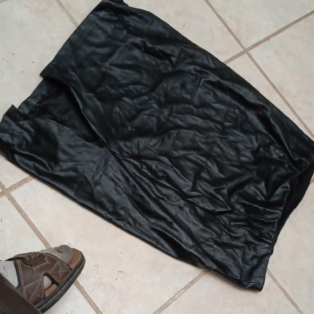 Black Pencil Midi Skirt for Night Out